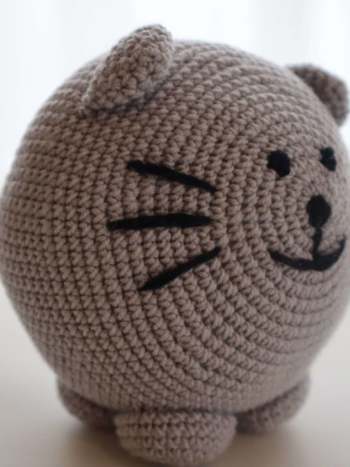 Miniature du chat rond au crochet de couleur grise