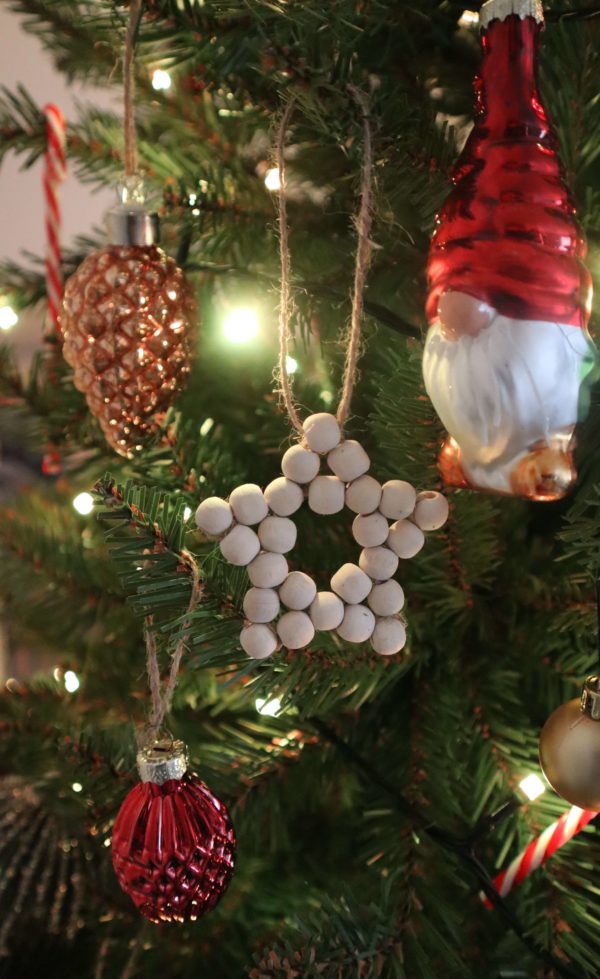 Décoration de noël en bois pour le sapin en forme d'étoile accrochée sur le sapin