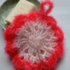 Miniature de l'éponge exfoliante au crochet en matière bubble de couleur rose fuschia fluo