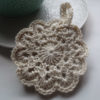 Miniature d'une éponge tawashi au crochet de couleur blanche