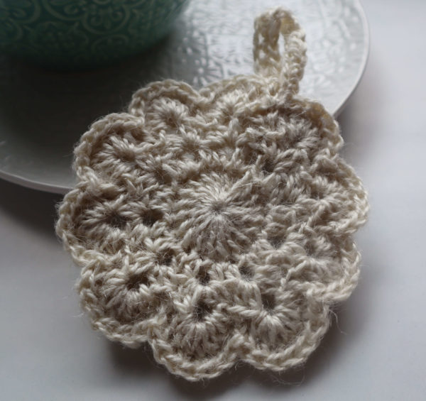 Miniature d'une éponge tawashi au crochet de couleur blanche