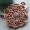 Miniature d'une éponge tawashi au crochet de couleur rose