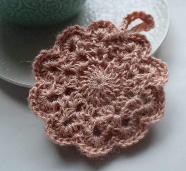 Miniature d'une éponge tawashi au crochet de couleur rose