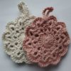 Miniature des éponges tawashi au crochet de couleur rose et blanche