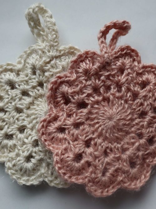 Miniature des éponges tawashi au crochet de couleur rose et blanche