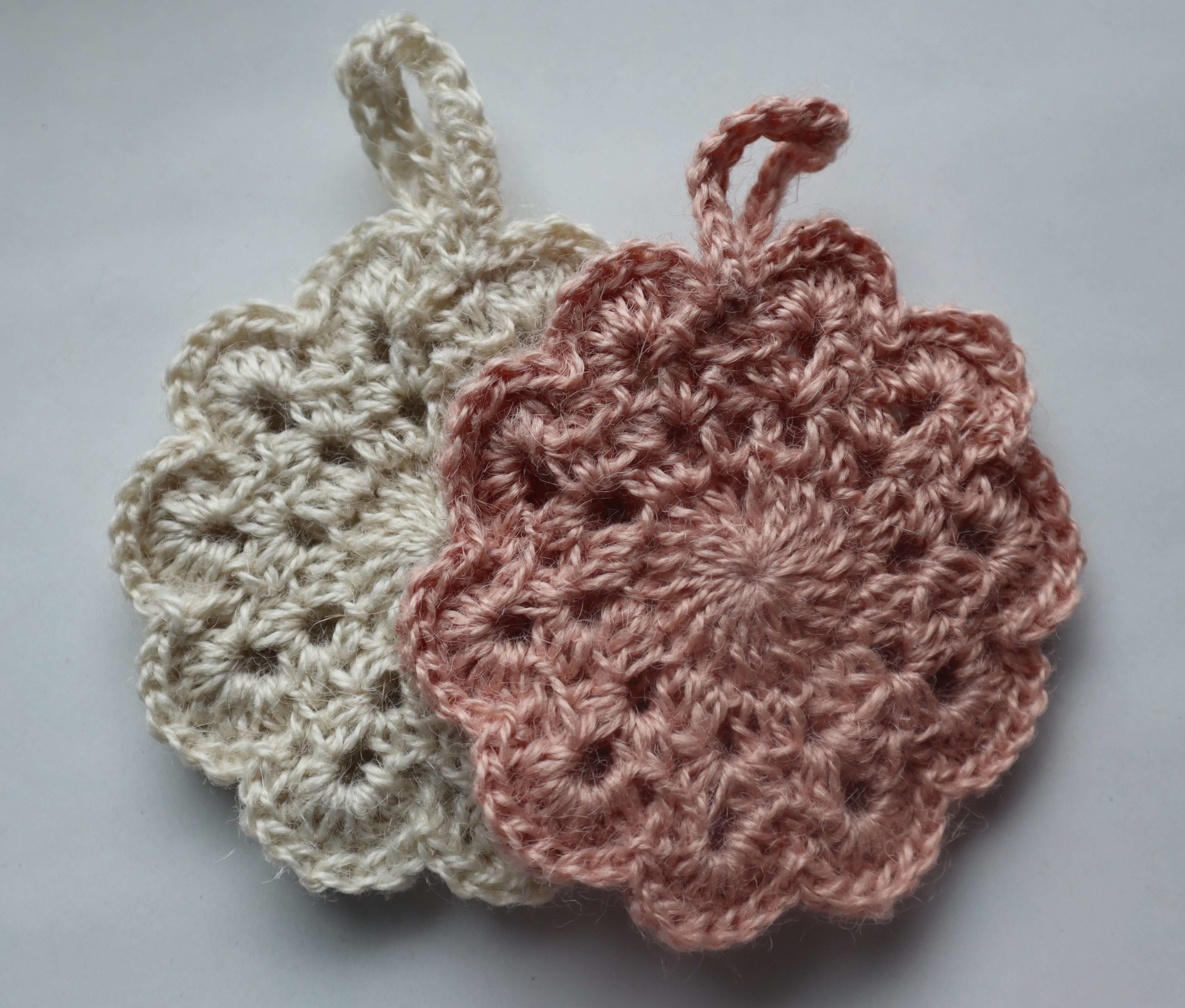 Miniature des éponges tawashi au crochet de couleur rose et blanche