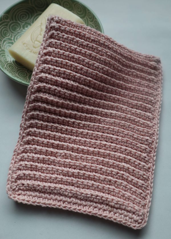 Maniature du gant de toilette au crochet de couleur rose pâle