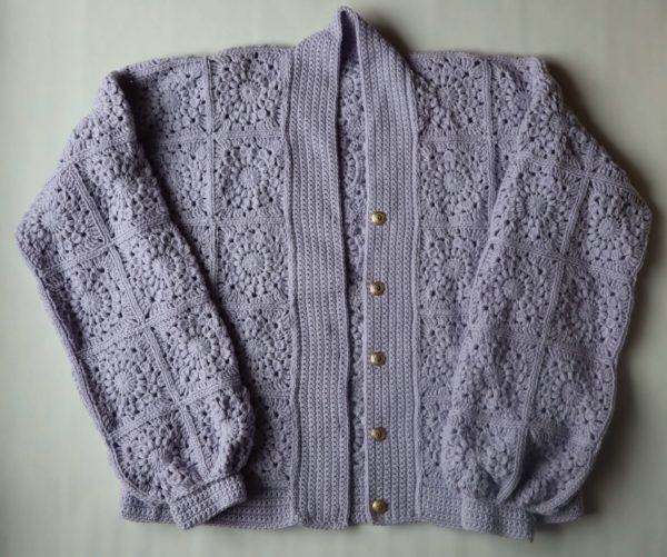 Miniature du gilet carré granny au crochet de couleur mauve