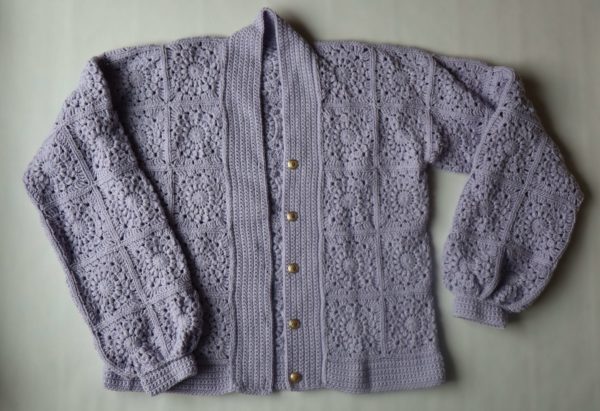 Modèle ouvert du gilet carré granny au crochet de couleur mauve