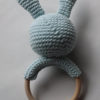 Modèle côté arrière du hochet lapin au crochet de couleur bleu clair