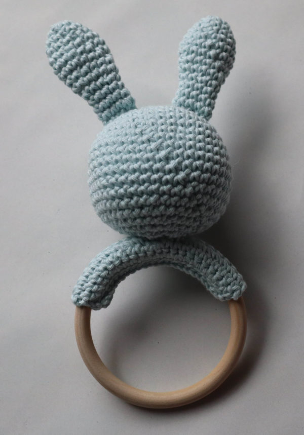 Modèle côté arrière du hochet lapin au crochet de couleur bleu clair