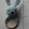 Dimensions pour un hochet lapin au crochet de couleur bleu clair