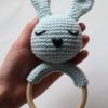 Dimensions dans la main du hochet lapin au crochet de couleur bleu clair