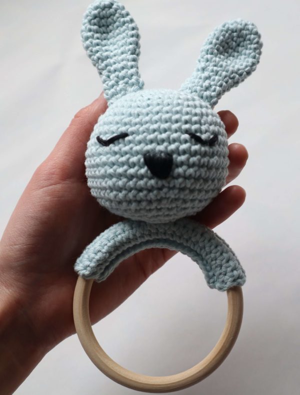 Dimensions dans la main du hochet lapin au crochet de couleur bleu clair