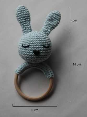 Dimensions pour un hochet lapin au crochet de couleur bleu clair