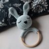 Miniature du hochet lapin au crochet de couleur bleu