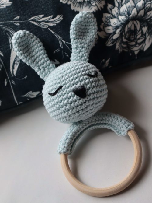 Miniature du hochet lapin au crochet de couleur bleu