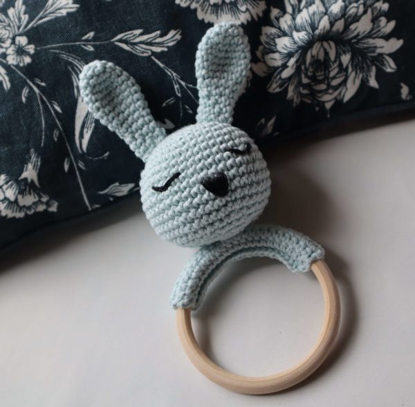 Miniature du hochet lapin au crochet de couleur bleu