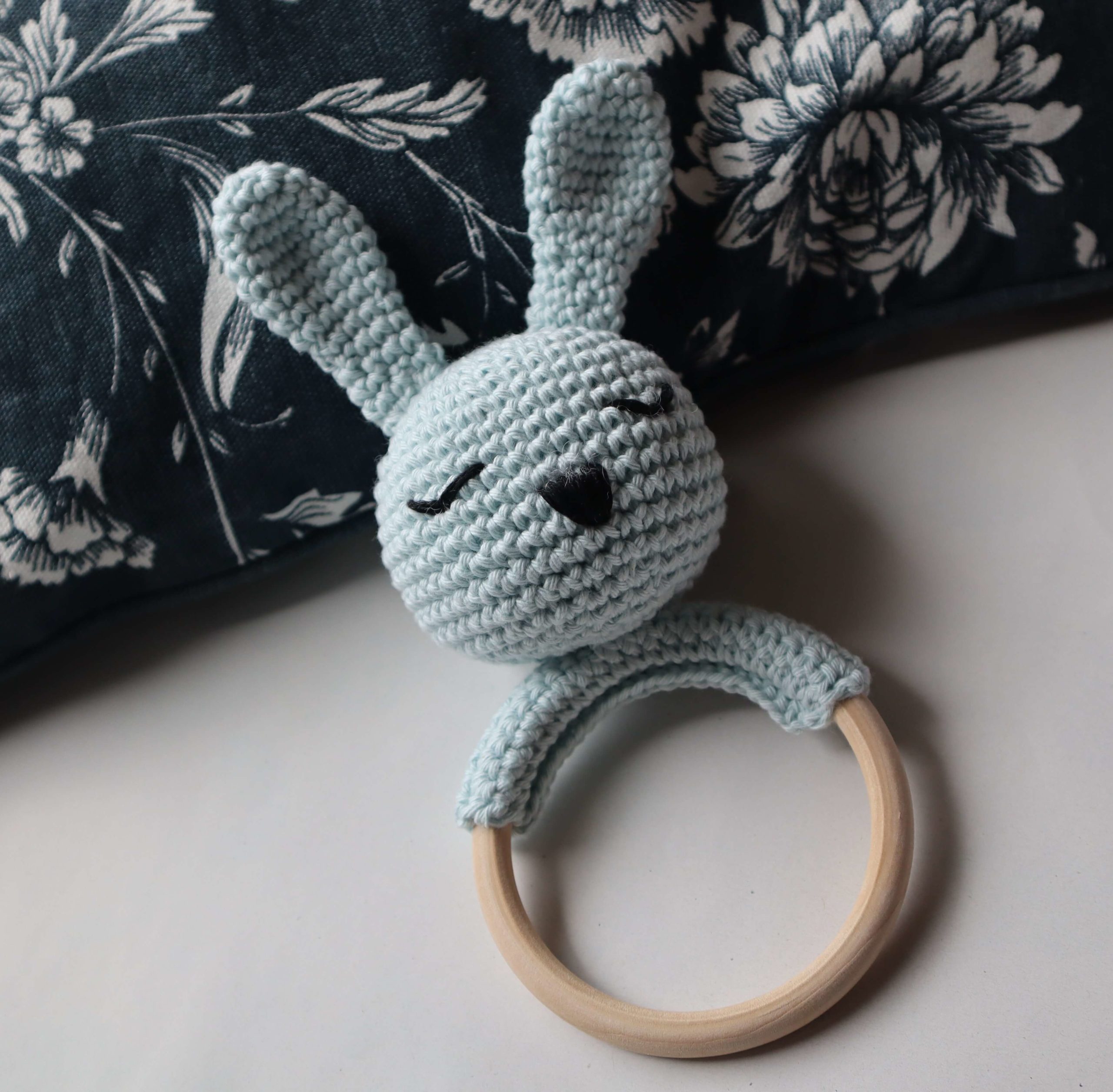 hochet lapin crochet bleu miniature scaled