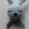 Modèle d'un hochet lapin au crochet de couleur bleu clair