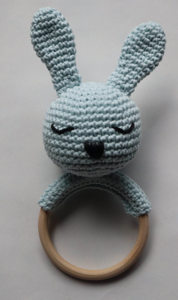 Modèle d'un hochet lapin au crochet de couleur bleu clair