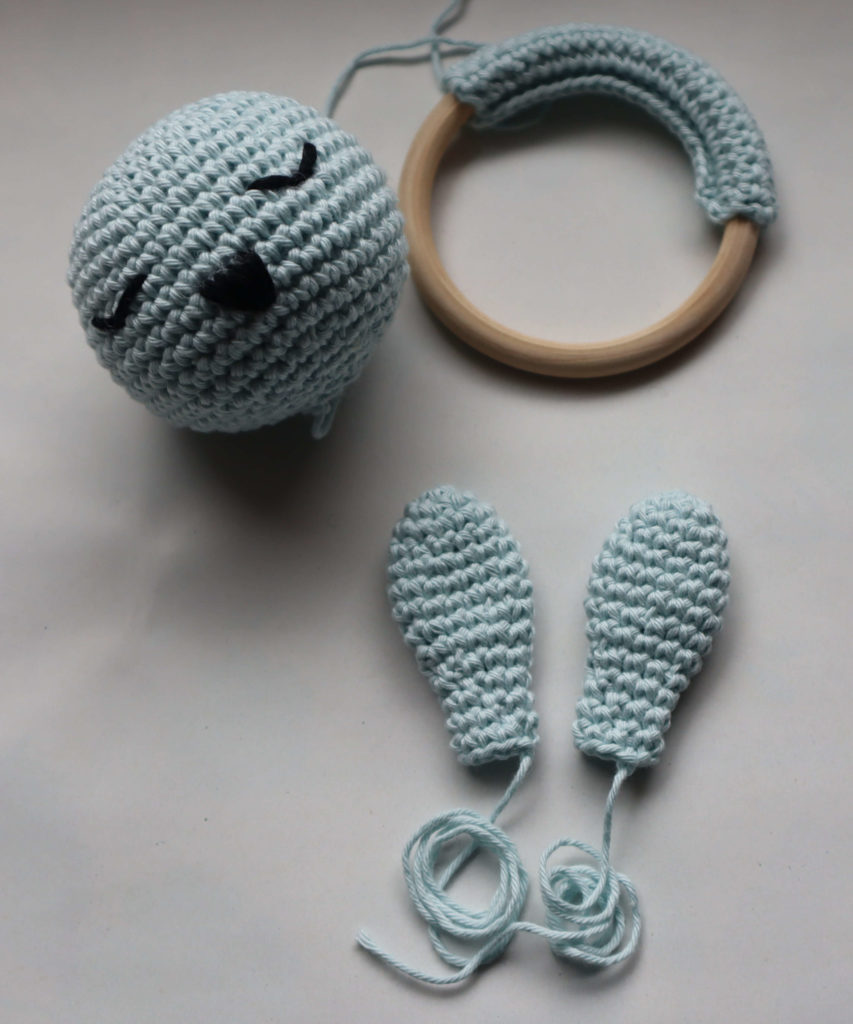 Modèle d'ensemble pour le tuto du hochet lapin au crochet de couleur bleu clair