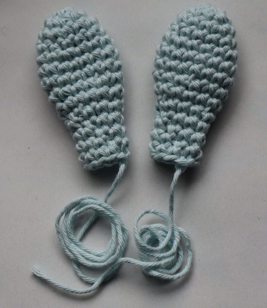 Les oreilles pour hochet lapin au crochet de couleur bleu clair