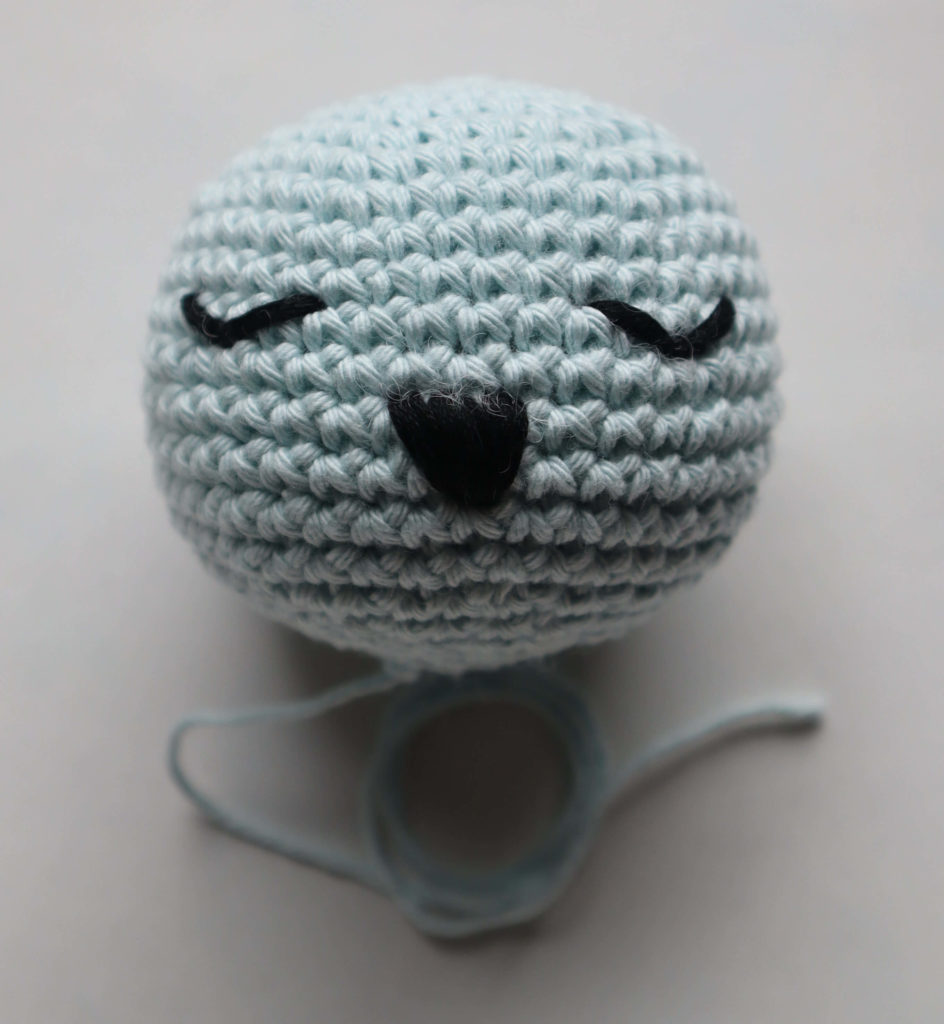 La tête du hochet lapin au crochet de couleur bleu clair