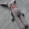 Amigurumi lapin gris au crochet face côté