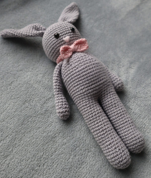 Amigurumi lapin gris au crochet face côté