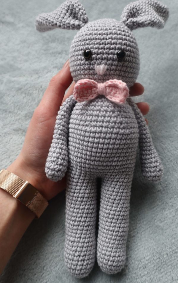 Amigurumi lapin gris au crochet dimentions par rapport à la main