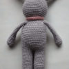 Amigurumi lapin gris au crochet de dos