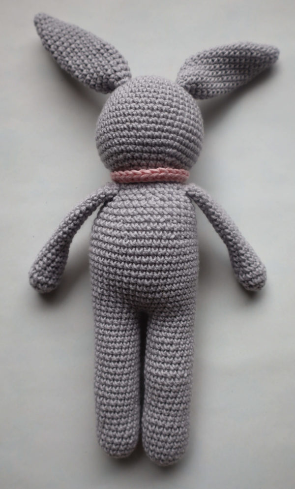 Amigurumi lapin gris au crochet de dos