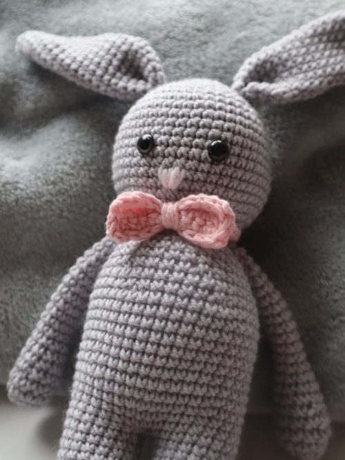 Amigurumi lapin de couleur grise avec un noeud de paillon