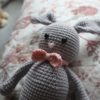 Amigurumi lapin gris au crochet