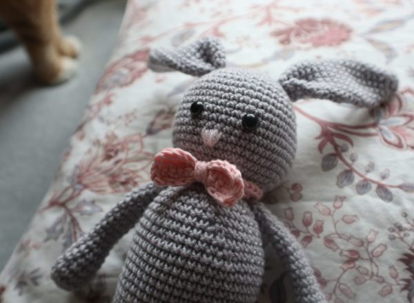 Amigurumi lapin gris au crochet