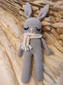 Modèle fini lapin au crochet amigurumi